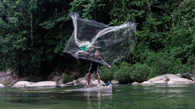 Menjalan ikan di Sungai Rangkoh, Aceh Jaya. Foto: Fahzian Aldevan untuk acehkini 