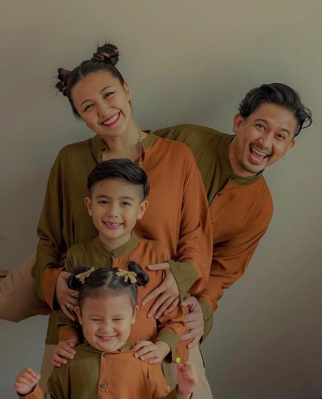 Ryan Delon dan kelurga. Foto: Instagram @tail_wagging