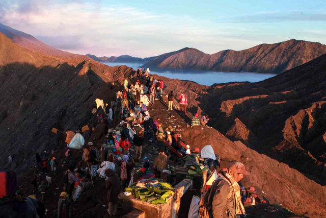 Suasana upacara Yadnya Kasada, bibir kawah Gunung Bromo, hanya dipadati warga Tengger. Sebelum terjadinya pandemi COVID-19, tempat ini selalu dipadati wisatawan, yang berbaur dengan warga Tengger. foto/Bayu Eka Novanta