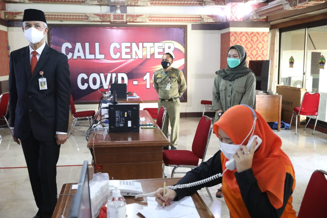 Untuk menjawab pertanyaan dari warga Jawa Tengah (Jateng) tentang COVID-19, Gubernur Jateng Ganjar Pranowo bekerja sama dengan tenaga kesehatan menginisiasi Call Center resmi di kantornya. Foto: Pemerintahan Provinsi Jawa Tengah.