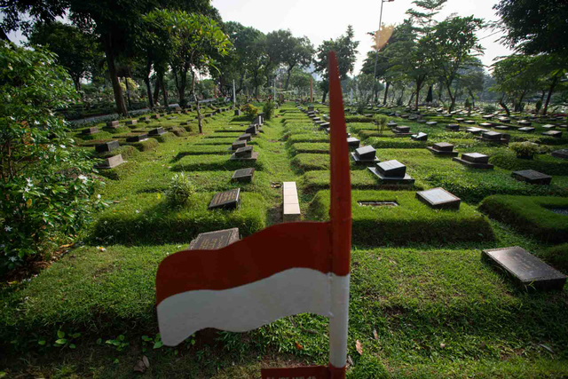 Suasana lengang berlangsung di Tempat Pemakaman Umum (TPU) Karet Bivak, Jakarta, Minggu (27/6/2021). Foto: Aditya Pradana Putra/ANTARA FOTO