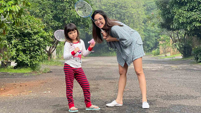 Gisella dan Gempi main bulu tangkis. Foto: Instagram.com/gisel_la
