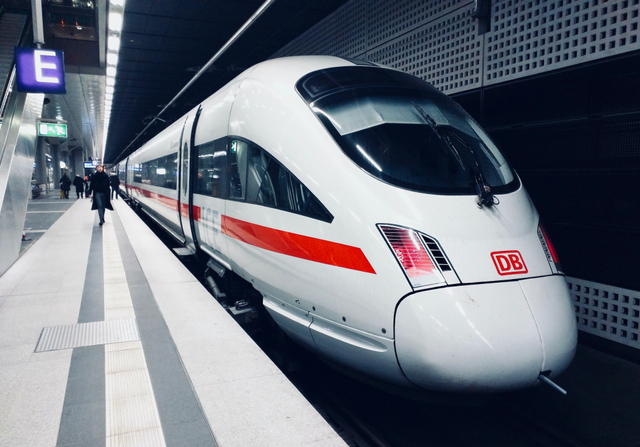Ilustrasi kereta api, sumber foto: https://unsplash.com/