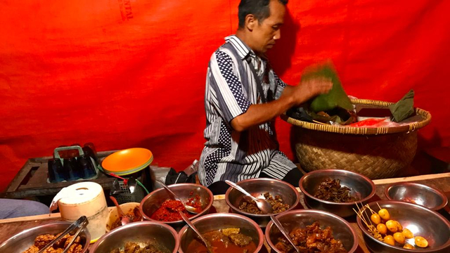 Nasi Jamblang, khas Cirebon Jawa Barat. Nasi hangat dipadu dengan ragam sayur dan lauk yang menggoda selera. Dibungkus dengan daun Jati yang melegenda, konon sejarahnya berawal dari kerja Rodi di masa Belanda. Daun Jati ini mampu mengawetkan nasi sampai belasan jam. (Foto Aang Afandi)