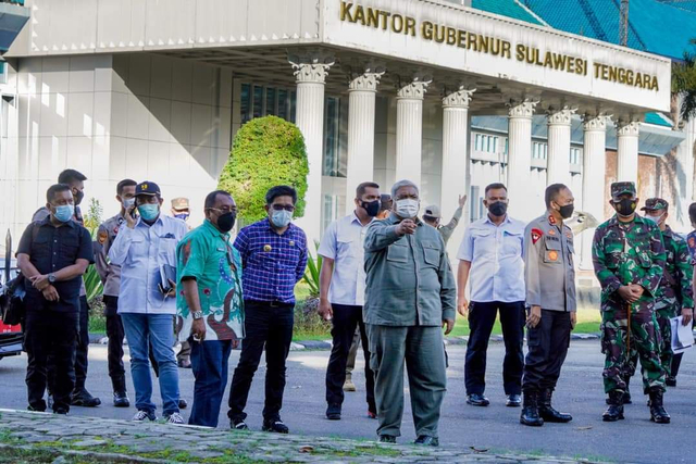 Gubernur Sultra, Ali Mazi, bersama sejumlah tim Satgas COVID-19 meninjau sejumlah lokasi tempat pelaksanaan vaksinasi corona. Foto: Media Center Kadin Sultra.