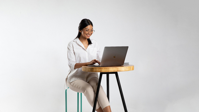 Ilustrasi bekerja menggunakan laptop. Foto: Aditia Noviansyah/kumparan