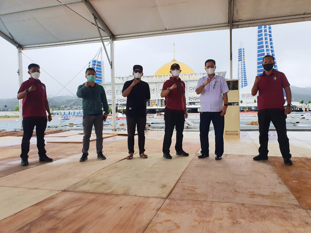 Paspampres bersama sejumlah panitia Munas Kadin di Kendari, saat meinjau lokasi pembukaan di Masjid Al-Alam Kendari. Foto: Tim Media Munas Kadin.