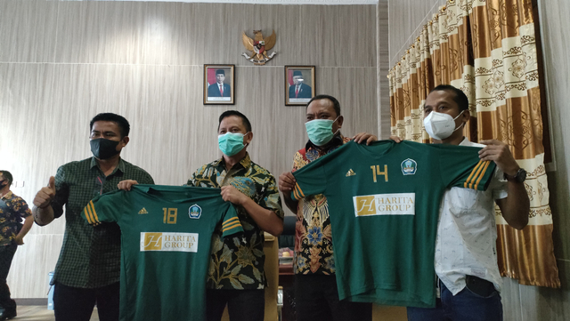Perusahaan tambang Harita Nickel resmi jadi sponsor Persihalsel. Foto: Istimewa