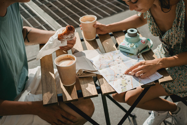 Ilustrasi menentukan tujuan destinasi wisata Lembang yang ada. Foto: Samson Katt/pexels
