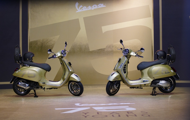 Vespa Primavera (kiri) dan Vespa GTS 300 (kanan) 75 Th Anniversary. Foto: Piaggio Indonesia