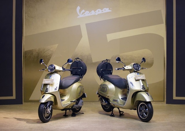 Vespa Primavera (kiri) dan Vespa GTS 300 (kanan) 75 Th Anniversary. Foto: Piaggio Indonesia