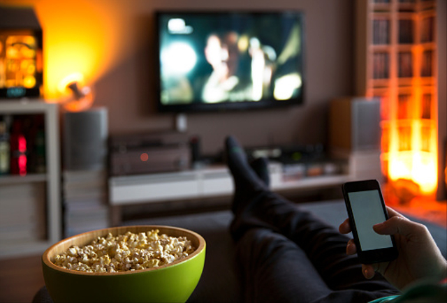 Menonton anime movie terbaik untuk bersantai. Foto: dok. https://unsplash.com/