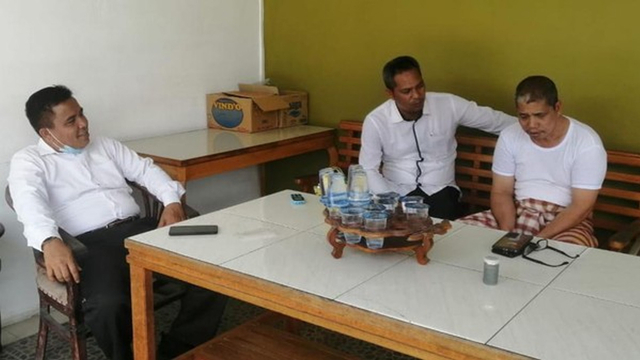 KHAIRUDDIN Siregar (kanan), saat didatangi anggota Polsek Tapung, Kampar, diawal-awal istrinya meninggalkannya bersama 6 anak-anaknya. 