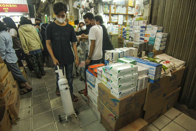 Pedagang membawa tabung oksigen di Pasar Pramuka, Jakarta, Senin (28/6/2021). Foto: Asprilla Dwi Adha/ANTARA FOTO
