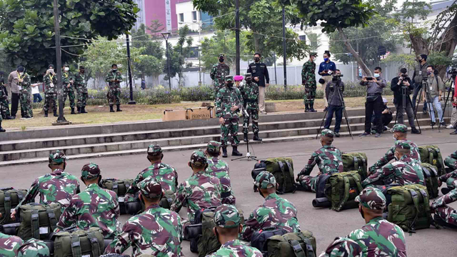 176 tenaga kesehatan TNI tiba di Wisma Atlet Kemayoran, Jakarta (28/6). Foto: Dok. Puspen TNI