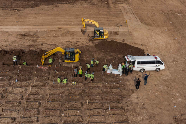 Petugas memakamkan jenazah dengan protokol COVID-19 di TPU Rorotan, Cilincing, Jakarta Utara, Senin (28/6/2021). Foto: M Risyal Hidayat/ANTARA FOTO