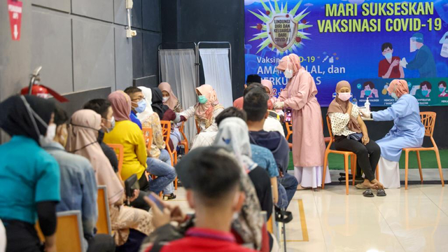 Ilustrasi vaksinasi massal di pusat perbelanjaan Banda Aceh. Foto: Suparta/acehkini