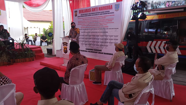 Kepala Polresta Jambi, Kombes Pol Dover Christian ketika menjelaskan latar belakang 'kampung tangguh anti narkoba'. (Foto: M Sobar Alfahri/Jambikita.id) 