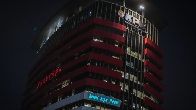 Aktivis Greenpeace menembakan sinar laser yang bertuliskan #saveKPK saat menggelar aksi di Gedung Merah Putih KPK, Jakarta, Senin (28/6/2021). Foto: Galih Pradipta/ANTARA FOTO