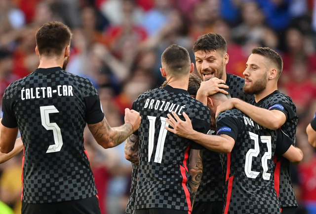 Selebrasi gol pemain Kroasia saat melawan Spanyol pada babak 16 besar Euro 2020 di Stadion Parken, Kopenhagen, Denmark.