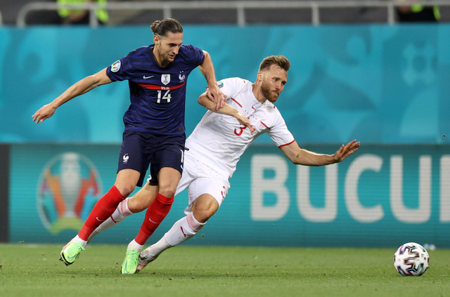 Pemain Prancis Adrien Rabiot duel dengan pemain Swiss Silvan Widmer pada babak 16 besar Euro 2020 di National Arena Bucharest, Bucharest, Rumania. Foto: Marko Djurica/Reuters