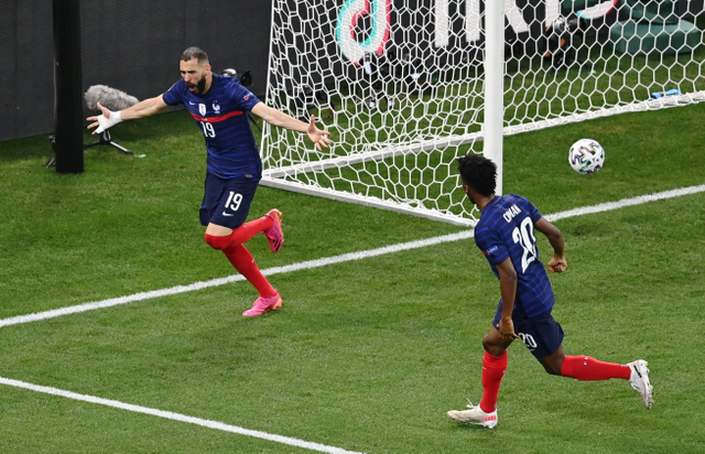 Selebrasi pemain Prancis Karim Benzema usai mencetak gol ke gawang Swiss pada babak 16 besar Euro 2020 di National Arena Bucharest, Bucharest, Rumania. Foto: Daniel Mihailescu/Reuters