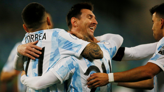 Selebrasi pemain Argentina saat melawan Bolivia pada pertandingan Copa America 2021 di Arena Pantanal, Cuiaba, Brasil. Foto: Rodolfo Buhrer/Reuters