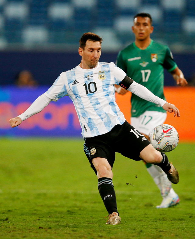 Pemain Argentina Lionel Messi saat pertandingan melawan Bolivia di laga Copa America 2021 di Arena Pantanal, Cuiaba, Brasil. Foto: Rodolfo Buhrer/Reuters