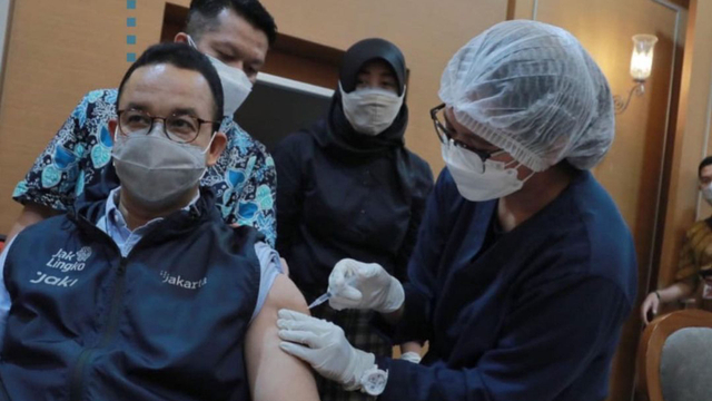 Gubernur DKI Jakarta Anies Baswedan divaksin AstraZeneca. Foto: Instagram.com/aniesbaswedan