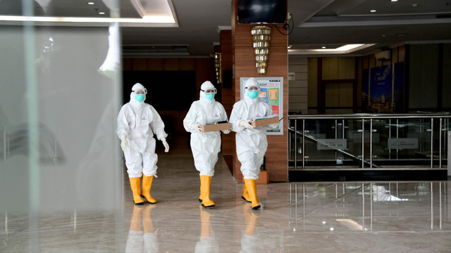 Petugas kesehatan di Grand Asrilia Hotel yang sudah dijadikan sebagai tempat pemulihan pasien COVID-19, Bandung, Senin (28/6/2021), Foto: Dok. Yogi P/Biro Adpim Jabar