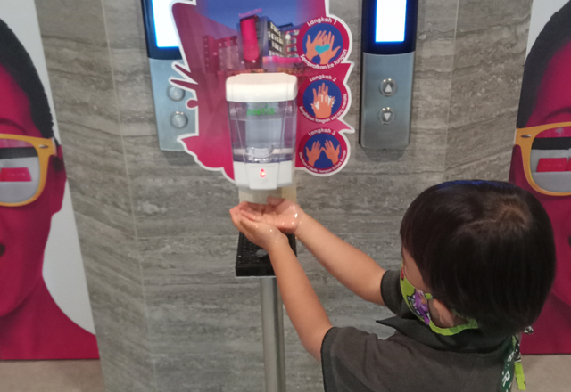 Mengajari anak protokol kesehatan, salah satunya rajin membersihkan tangan penting dilakukan. Berdasarkan data Komite Penanganan COVID-19 Nasional dalam Covid19.go.id per tanggal 27 Juni 2021, terdapat 75 anak di Jatim meninggal dunia karena terpapar COVID-19. Foto: Masruroh/Basra