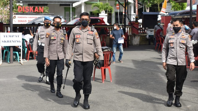 Kapolres Banggai AKBP Satria Adrie Vibrianto saat meninjau vaksinasi di Polsek Luwuk, Kabupaten Banggai, Sulteng. Foto: Istimewa