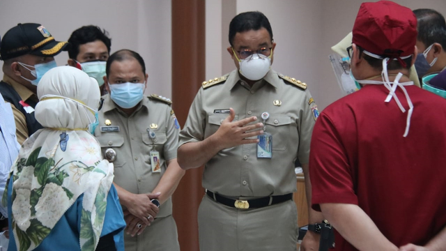 Gubernur DKI Jakarta Anies Baswedan meninjau pelayanan kesehatan di Rumah Sakit Umum Daerah (RSUD) Koja, Jakarta Utara,  Selasa (29/6). Foto: PPID DKI Jakarta