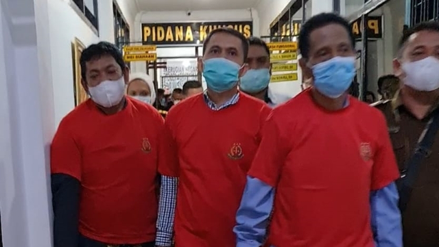 Eks Rektor UINSU Prof Saidurahman, bersama dua tersangka lainnya saat diserahkan ke Kejaksaan Negeri Medan Foto: Dok. Istimewa