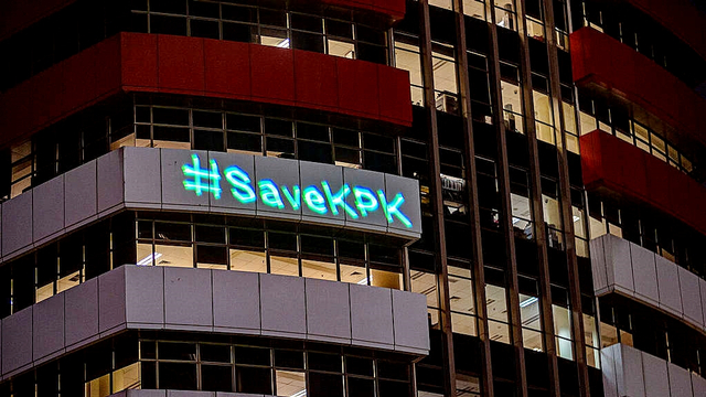 Greenpeace Indonesia menggelar proyeksi laser di gedung Komisi Pemberantasan Korupsi (KPK) di Jakarta, Senin (28/6). Foto: Greenpeace 