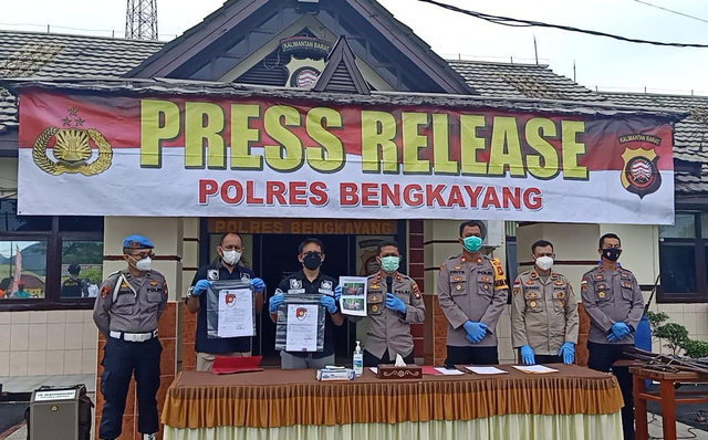 Polres Bengkayang merilis penanganan kasus punglis yang dilaporkan masyarakat dengan tersangka oknum kepala desa. Foto: Dok Hi!Pontianak