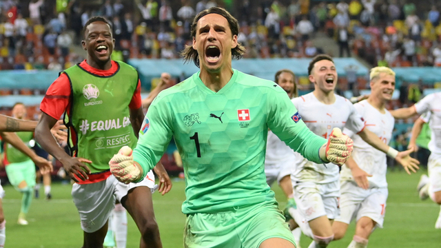 Kiper Swiss Yann Sommer melakukan selebrasi usai menggagalkan tendangan penalti pemain Prancis Kylian Mbappe. Foto: Justin Setterfield/Reuters