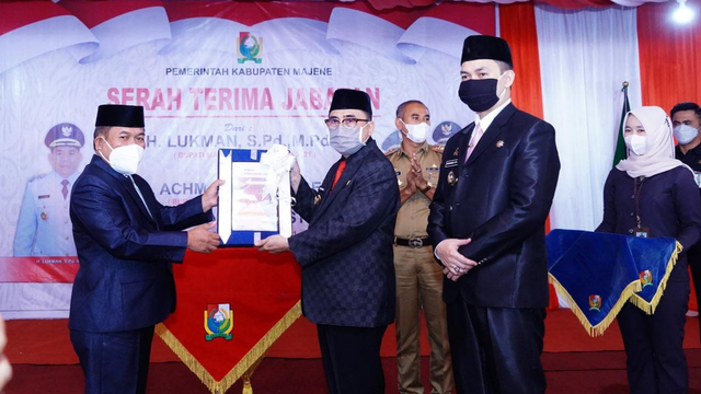 Serah terima jabatan dari mantan Bupati Majene Lukman kepada Bupati dan Wakil Bupati Majene periode 2021-2024, Andi Achmad Syukri-Arismunandar. Foto: Dok. Humas Pemkab Majene