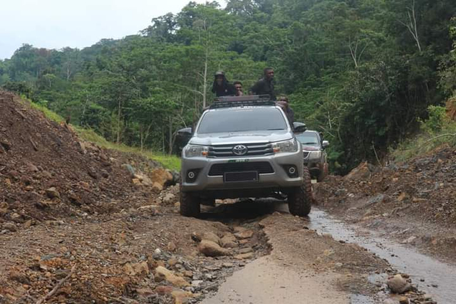 Tampak ruas jalan Miyah-Fef memprihatinkan.