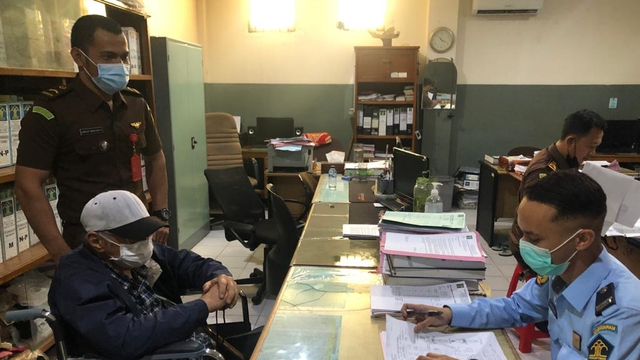 Terpidana kasus percobaan pembunuhan, Hendra Subrata, dieksekusi ke Lapas Salemba. Foto: Kejaksaan Agung