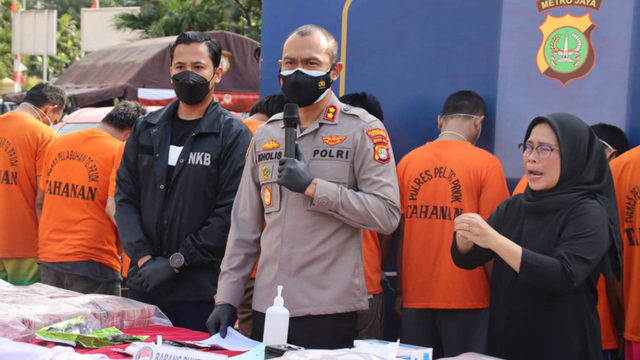 Kapolres Pelabuhan Tanjung Priok AKBP Putu Kholis (tengah) memberikan keterangan saat konferensi pers kasus peredaran narkotika di Polres Tanjung Priuk., Selasa (29/6). Foto: Dok. Istimewa