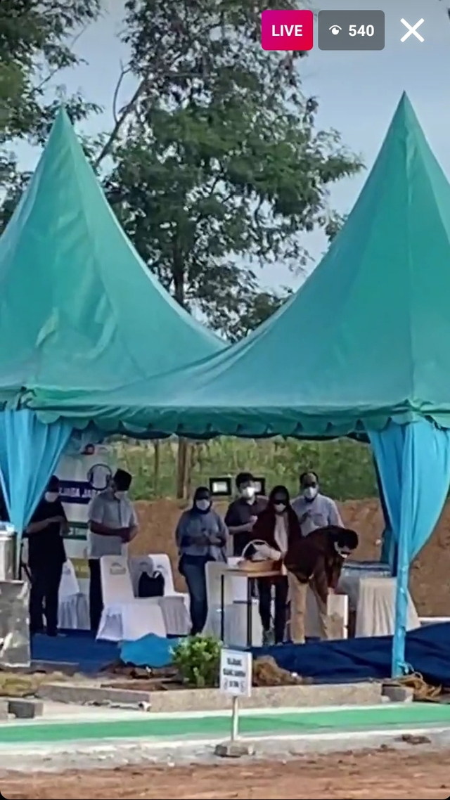 Prosesi Pemakaman Aria Baron. Foto: Instagram/@gigibandofficial