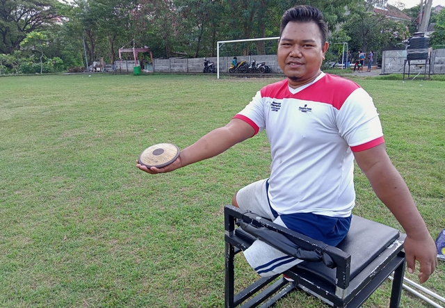 Syaiful Arifin saat latihan di tanah lapang di area pemakaman Dermo, Sukomanunggal, Surabaya