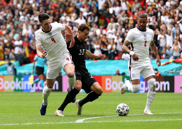 Pemain Inggris Declan Rice melanggar pemain Jerma Leon Goretzka pada pertandingan babak 16 besar Euro 2020 di Stadion Wembley, London, Inggris. Foto: Carl Recine/Reuters