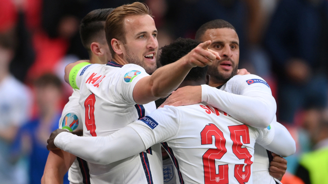 Pemain Inggris Harry Kane berselebrasi dengan rekan satu timnya setelah Raheem Sterling mencetak gol pertama mereka di Stadion Wembley, London, Inggris, Selasa (22/6). Foto: Pool via REUTERS/Laurence Griffiths