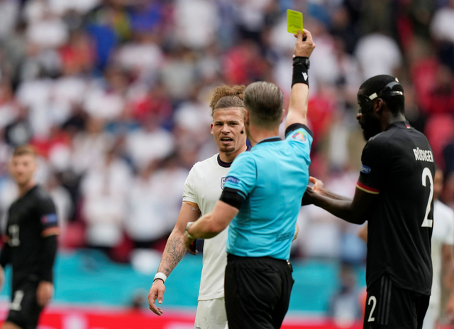 Pemain Inggris Kalvin Phillips saat mendapat kartu kuning dari wasit Danny Makkelie saat pertandingan babak 16 besar Euro 2020 di Stadion Wembley, London, Inggris. Foto: Frank Augstein/Reuters