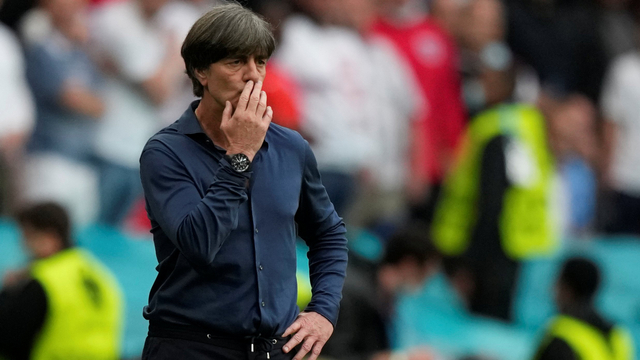 Ekspresi pelatih Jerman Joachim Loew setelah pemain Inggris Harry Kane mencetak gol kedua mereka. Foto: Frank Augstein/Reuters