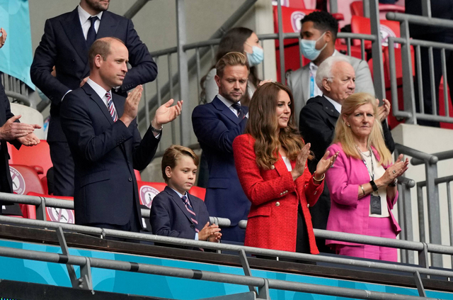 Pangeran William bersama Kate Middleton dan Pangeran George menonton langsung pertandingan antara Inggris vs Jerman. Foto: Frank Augstein/Reuters