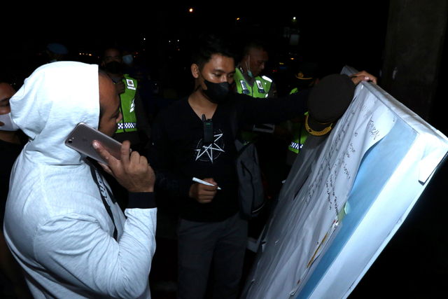 Petugas mendata korban penumpang KMP Yunice yang tenggelam di Selat Bali, Bali, Selasa (29/6/2021). Foto: Budi Candra Setya/Antara FotoTNI AL ikut membantu proses evakuasi dan pencarian korban tenggelamnya KMP Yunicee di Selat Bali.