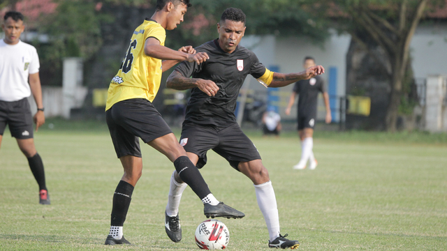 Pertandingan uji coba antara Persis Solo dengan Persika Karanganyar yang digelar beberapa waktu lalu. (dok)
